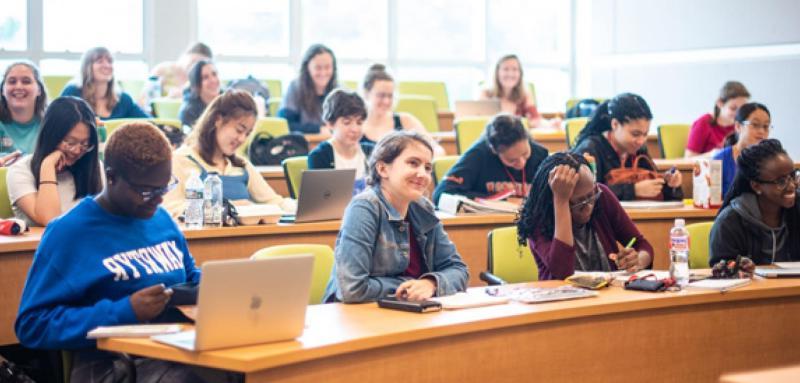 学生在教室里用笔记本电脑学习